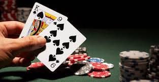 Antarmuka aplikasi mobile rajasultan88 menampilkan jadwal La Liga dan meja kasino dalam satu layar